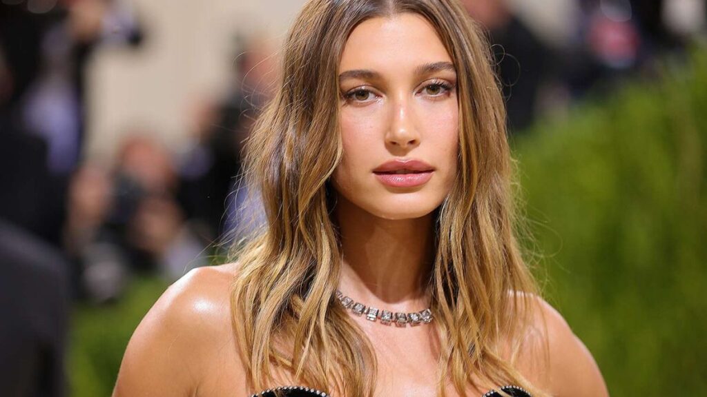 hailey-bieber-uiothetise-to-pio-trendy-kourema-gia-to-cheimwna-tou-2023