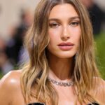 hailey-bieber-uiothetise-to-pio-trendy-kourema-gia-to-cheimwna-tou-2023
