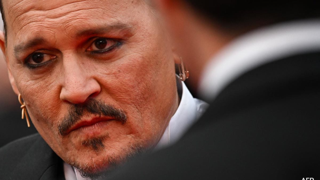 johnny-depp-to-sigklonistiko-7lepto-xeirokrotima-stis-kannes-xespase-se-klamata-o-ithopoios