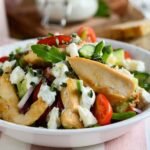 Φιλέτο κοτόπουλο με Ελληνική σαλάτα και dressing γιαουρτιού