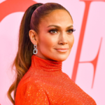 jennifer-lopez-kane-antaugeies-kai-tolmise-to-pio-chic-kourema-tou-kalokairiou