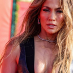 j-lo-aparadekti-epithesi-se-dimosiografous-ante-g@m*theite