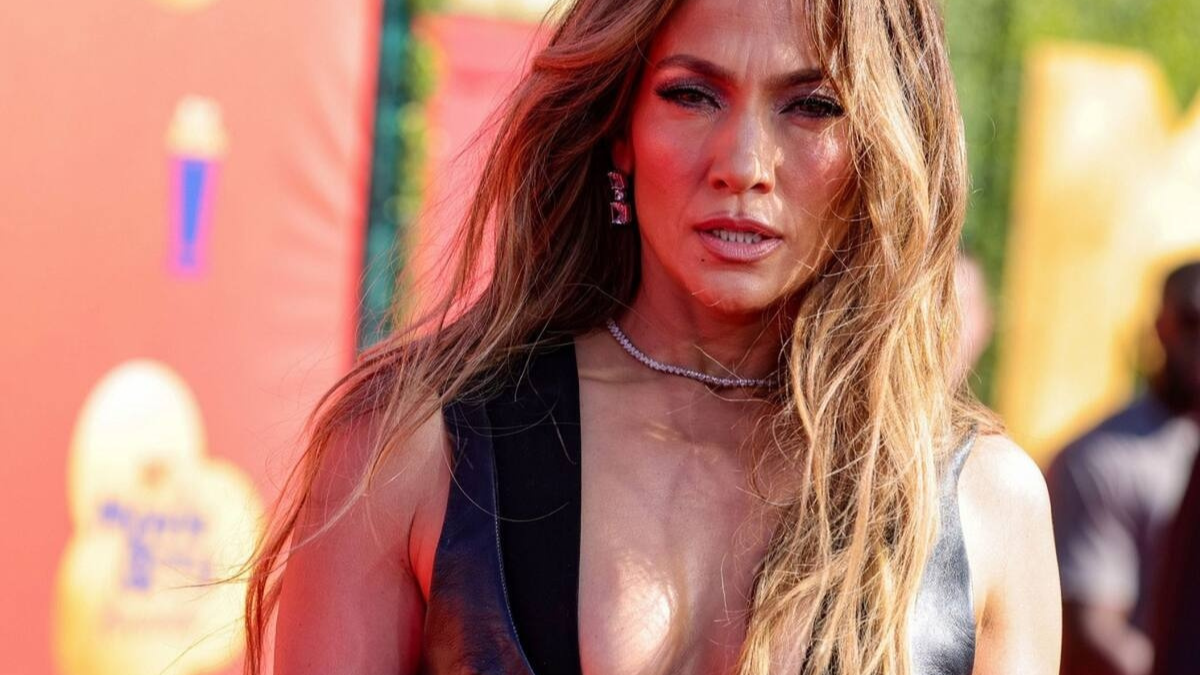 j-lo-aparadekti-epithesi-se-dimosiografous-ante-g@m*theite
