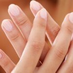 bare-nails-i-nea-tasi-sta-manikiour-tou-2023-thelei-diafana-nuchia