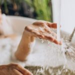 Μπάνιο με ζεστό ή κρύο νερό; Ποιο να επιλέξεις;