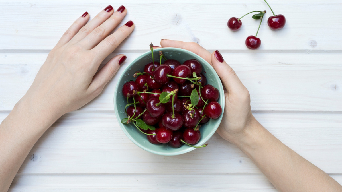 black-cherry-nails-10-manikiour-me-to-pio-zoumero-chrwma-tou-cheimwna