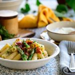 Rigatoni με σπαράγγια, mascarpone, και τραγανό προσούτο