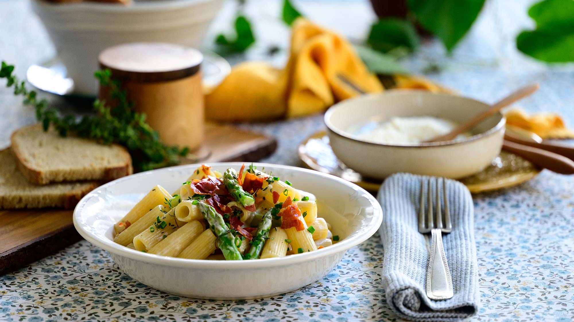 Rigatoni με σπαράγγια, mascarpone, και τραγανό προσούτο