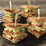 Vegetarian club sandwich από τον Άκη Πετρετζίκη