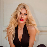 katerina-kainourgiou-me-kokkino-kragion-stin-pio-chic-emfanisi
