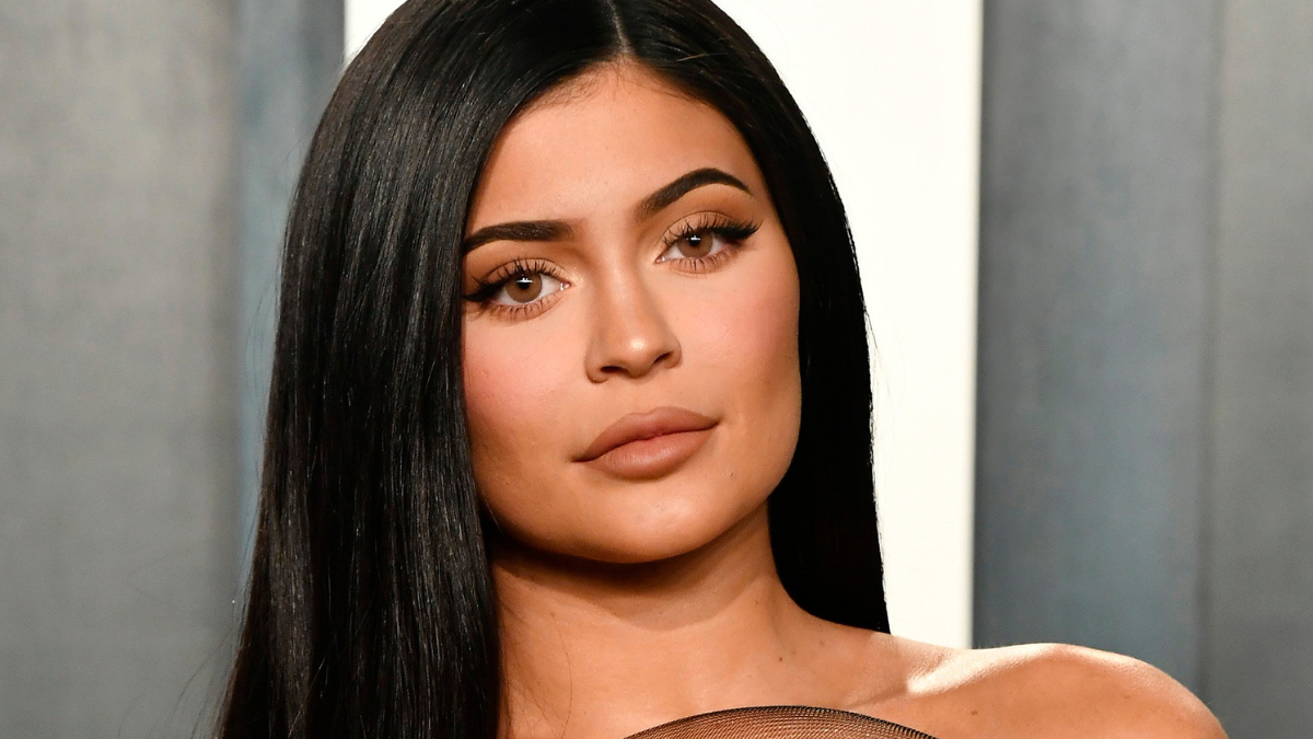 kylie-jenner-evapse-ta-mallia-tis-roz-kai-einai-san-tin-barbie