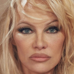 pamela-anderson-chwris-ichnos-makigiaz-sta-56-tis-chronia