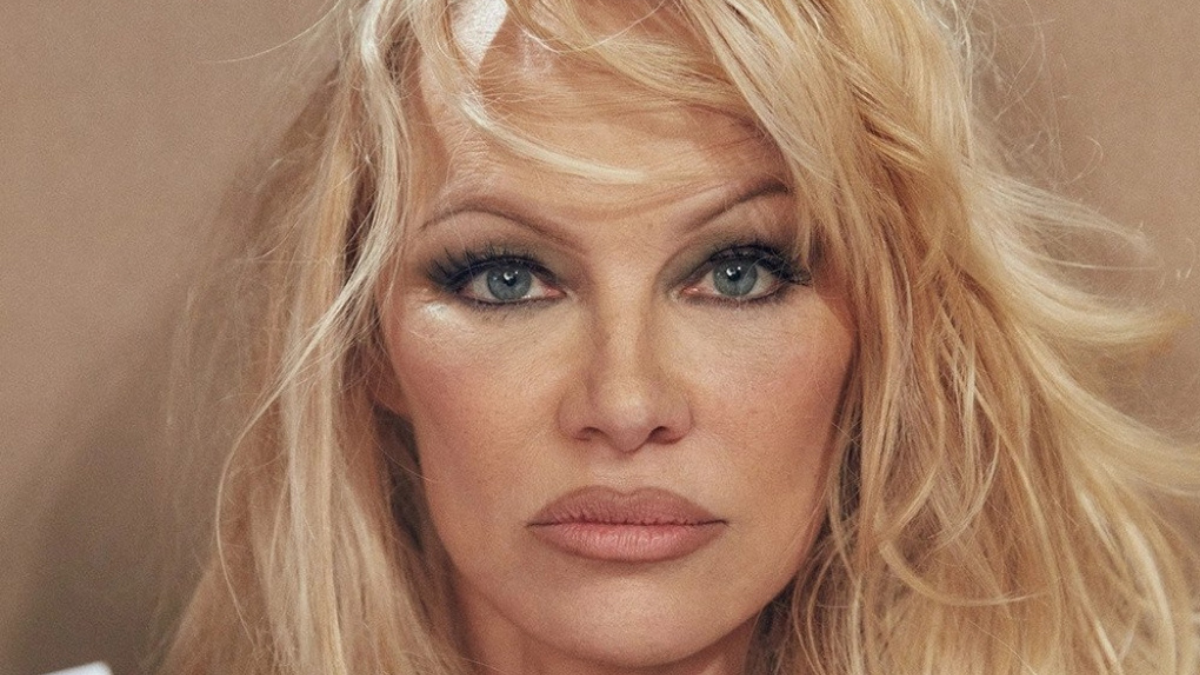 pamela-anderson-chwris-ichnos-makigiaz-sta-56-tis-chronia