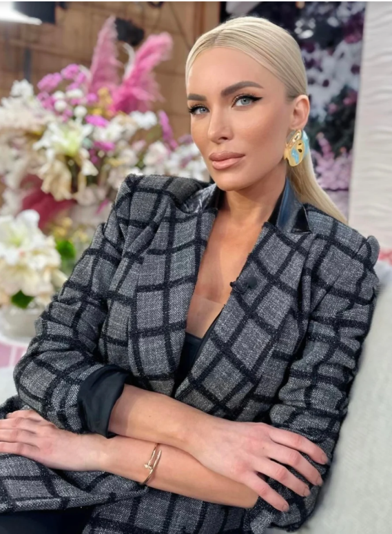 katerina-kainourgiou-ekane-tin-pio-kompsi-sleek-alogooura2