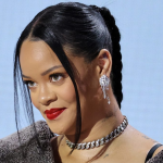 rihanna-emfanistike-ws-alli-barbie-me-kataxantha-mallia