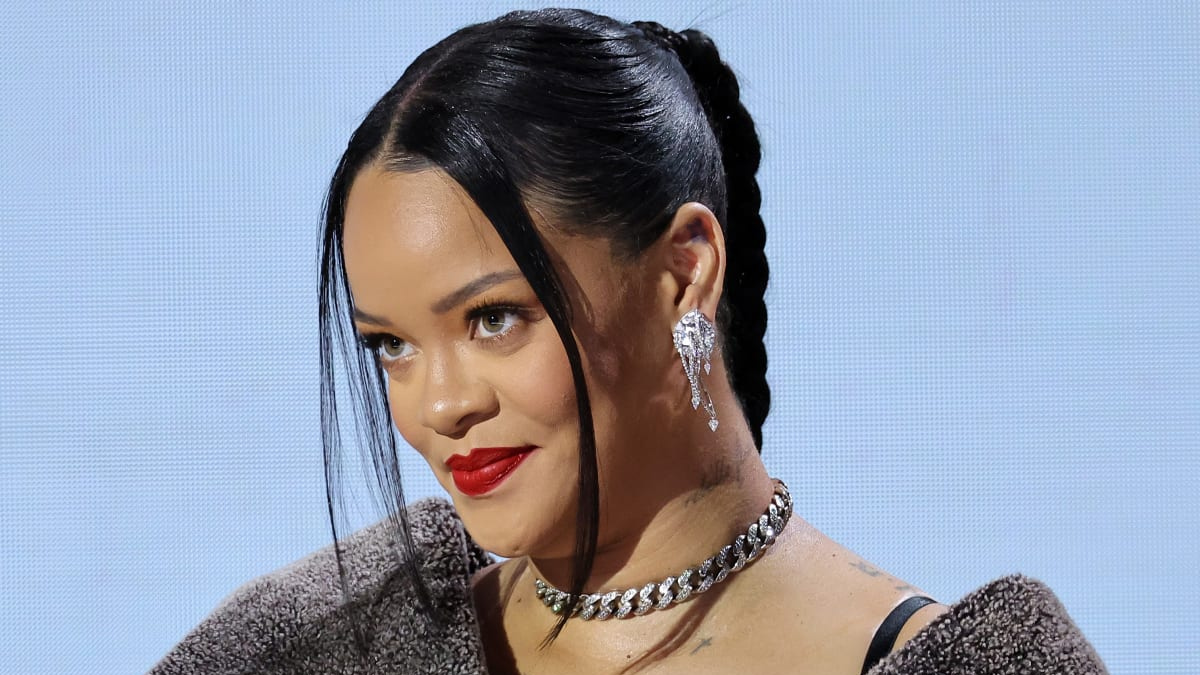 rihanna-emfanistike-ws-alli-barbie-me-kataxantha-mallia