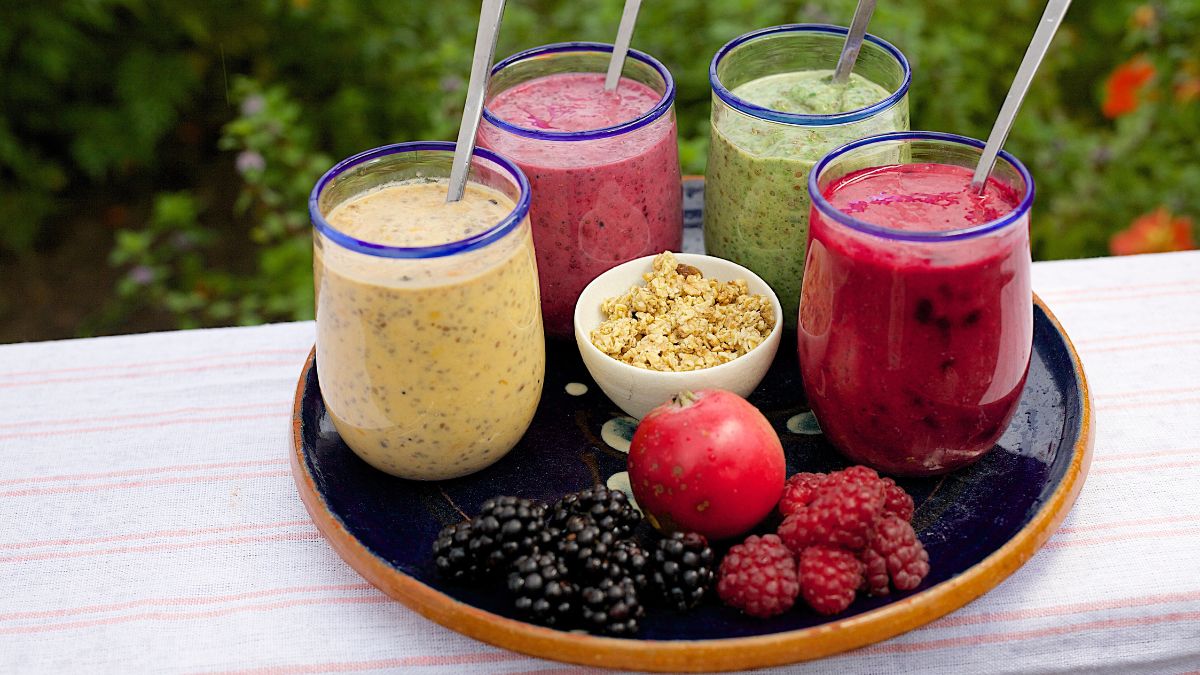 4-smoothies-me-liges-thermides-pou-tha-se-gemisoun-energeia
