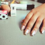 glass-nails-i-tasi-pou-kanei-ta-nuchia-na-lampoun-san-krustallo