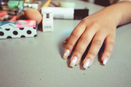 glass-nails-i-tasi-pou-kanei-ta-nuchia-na-lampoun-san-krustallo