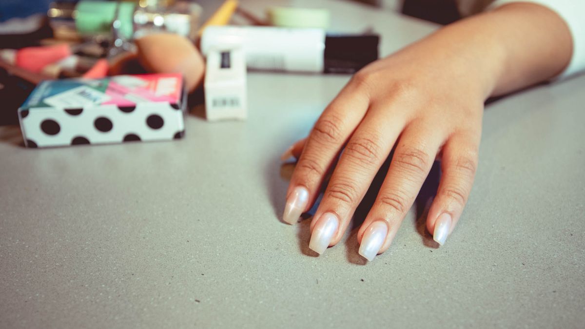 glass-nails-i-tasi-pou-kanei-ta-nuchia-na-lampoun-san-krustallo