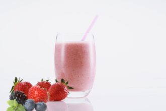 smoothie-omorfias-to-rofima-pou-kanei-to-derma-sou-na-lampei