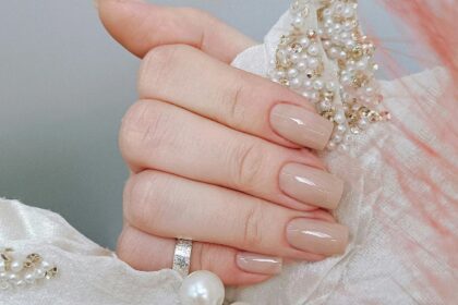 neutral-chic-nails-diaxroniki-kompsotita-chwris-upervoles