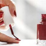 Εφαρμογή απλού βερνικιού νυχιών στο σπίτι.