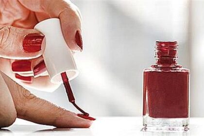 Εφαρμογή απλού βερνικιού νυχιών στο σπίτι.