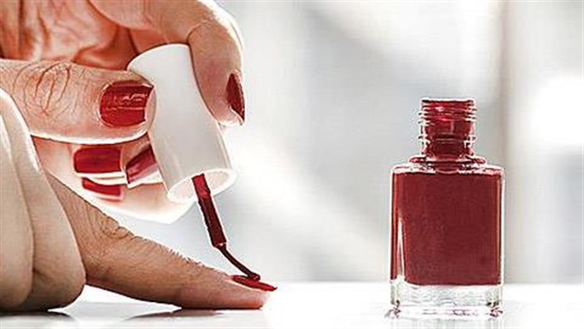 Εφαρμογή απλού βερνικιού νυχιών στο σπίτι.