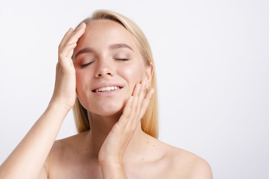 skin-cycling-odigos-gia-teleio-prosopo-beautymag-scaled