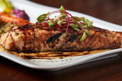 solomos-me-kokkino-karu