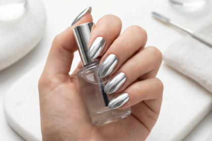 Chrome nails με μεταλλικό εφέ καθρέφτη για την άνοιξη
