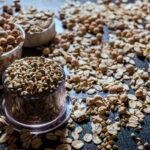 Επιλογή από υγιεινά superfoods σε μπολ για ενίσχυση της ομορφιάς.