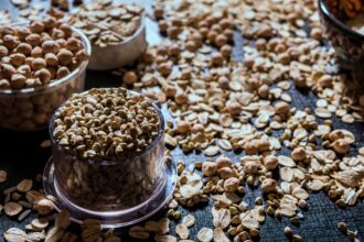 Επιλογή από υγιεινά superfoods σε μπολ για ενίσχυση της ομορφιάς.