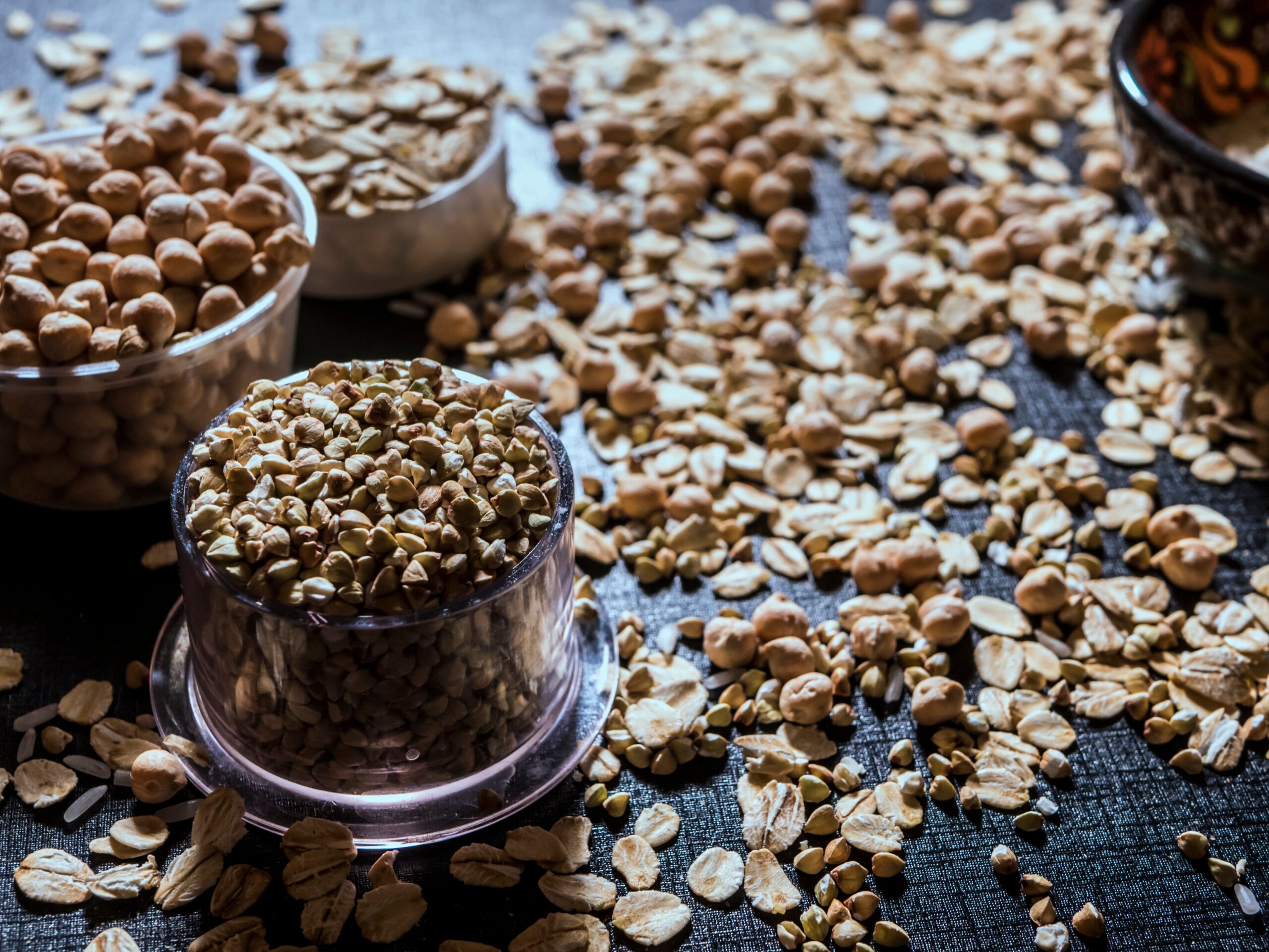 Επιλογή από υγιεινά superfoods σε μπολ για ενίσχυση της ομορφιάς.