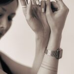 Γυναίκα με minimal nails σε nude απόχρωση για κομψή εμφάνιση.