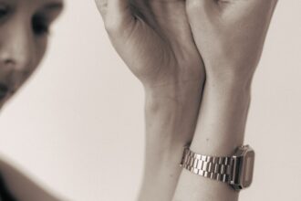 Γυναίκα με minimal nails σε nude απόχρωση για κομψή εμφάνιση.