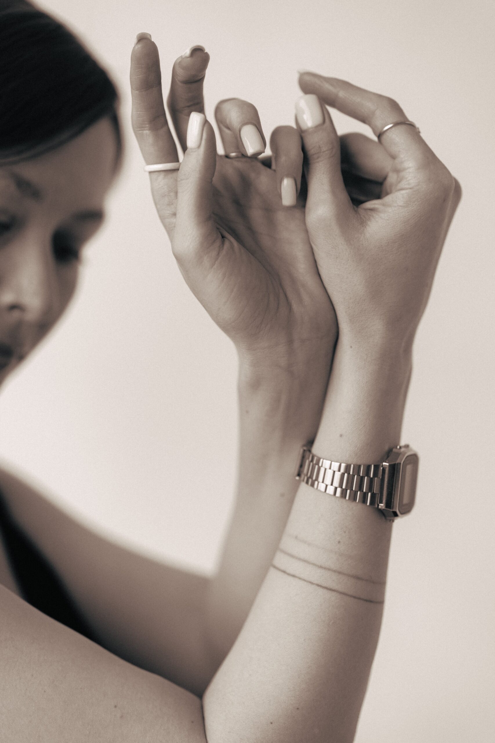 Γυναίκα με minimal nails σε nude απόχρωση για κομψή εμφάνιση.