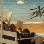Γυναίκα που απολαμβάνει digital detox διαβάζοντας βιβλίο μακριά από οθόνες.