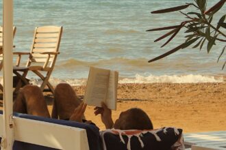 Γυναίκα που απολαμβάνει digital detox διαβάζοντας βιβλίο μακριά από οθόνες.