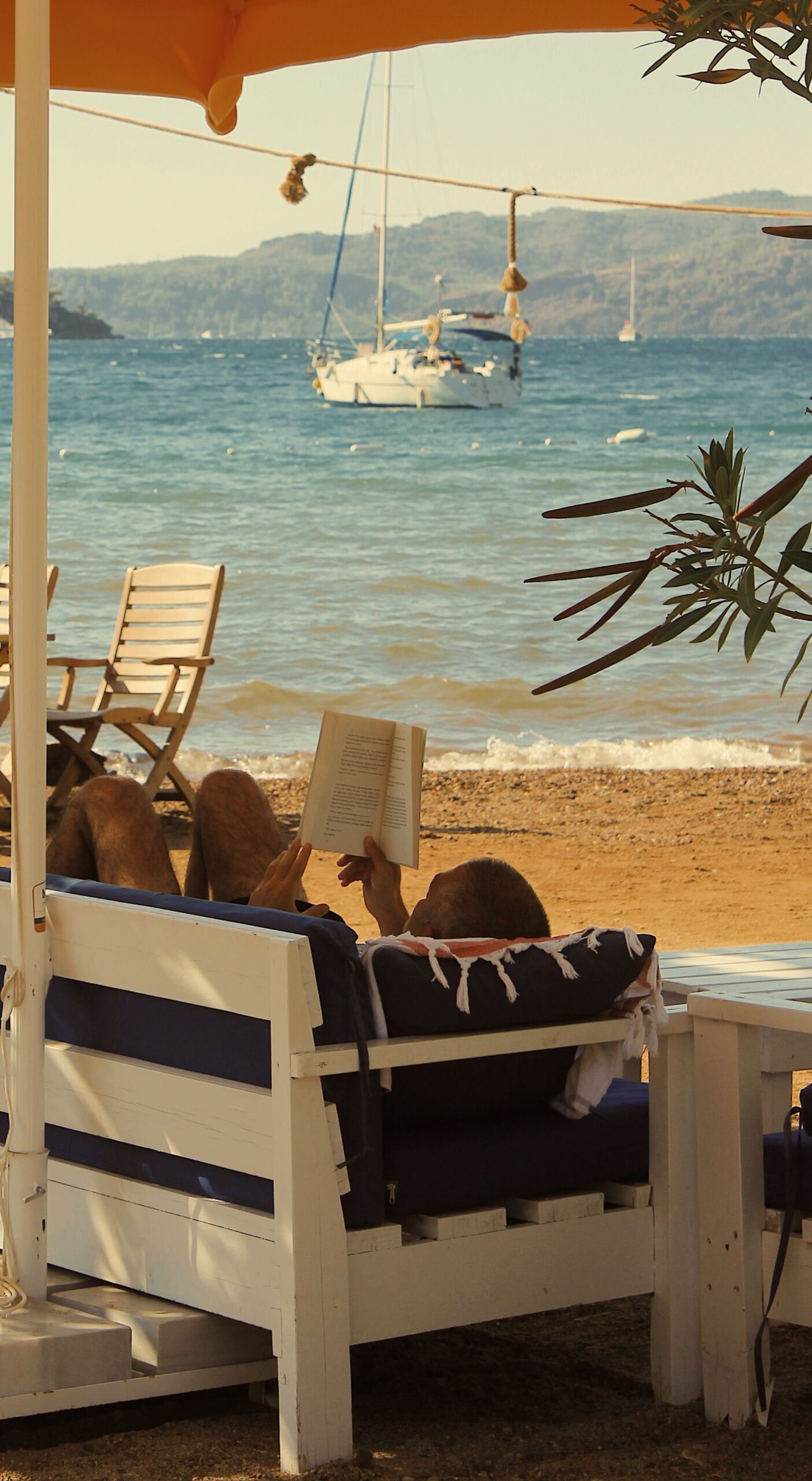 Γυναίκα που απολαμβάνει digital detox διαβάζοντας βιβλίο μακριά από οθόνες.