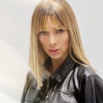 Γυναίκα με υγιή, λαμπερά και μεταξένια μαλλιά χάρη στη θεραπεία hair glossing.