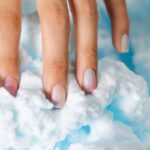 Γυναίκα με περιποιημένα soap nails για καθαρό και minimal μανικιούρ.