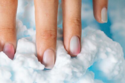 Γυναίκα με περιποιημένα soap nails για καθαρό και minimal μανικιούρ.