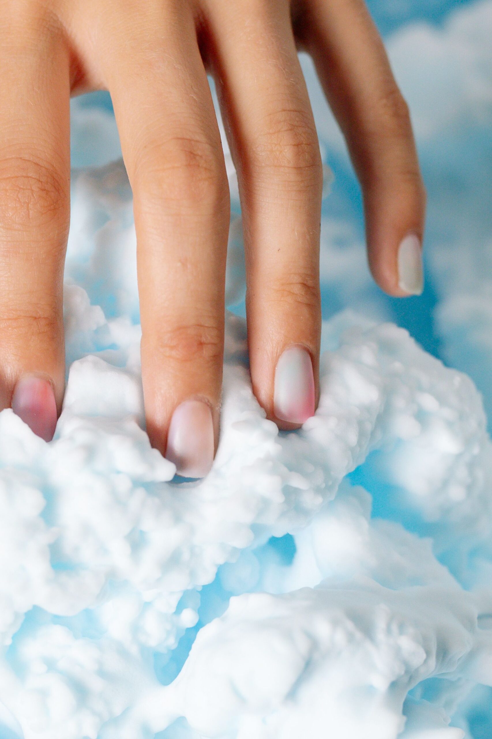 Γυναίκα με περιποιημένα soap nails για καθαρό και minimal μανικιούρ.