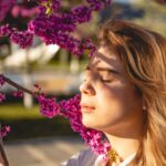 Γυναίκα που εφαρμόζει τεχνικές neuro-skincare για χαλάρωση και υγεία προσώπου.
