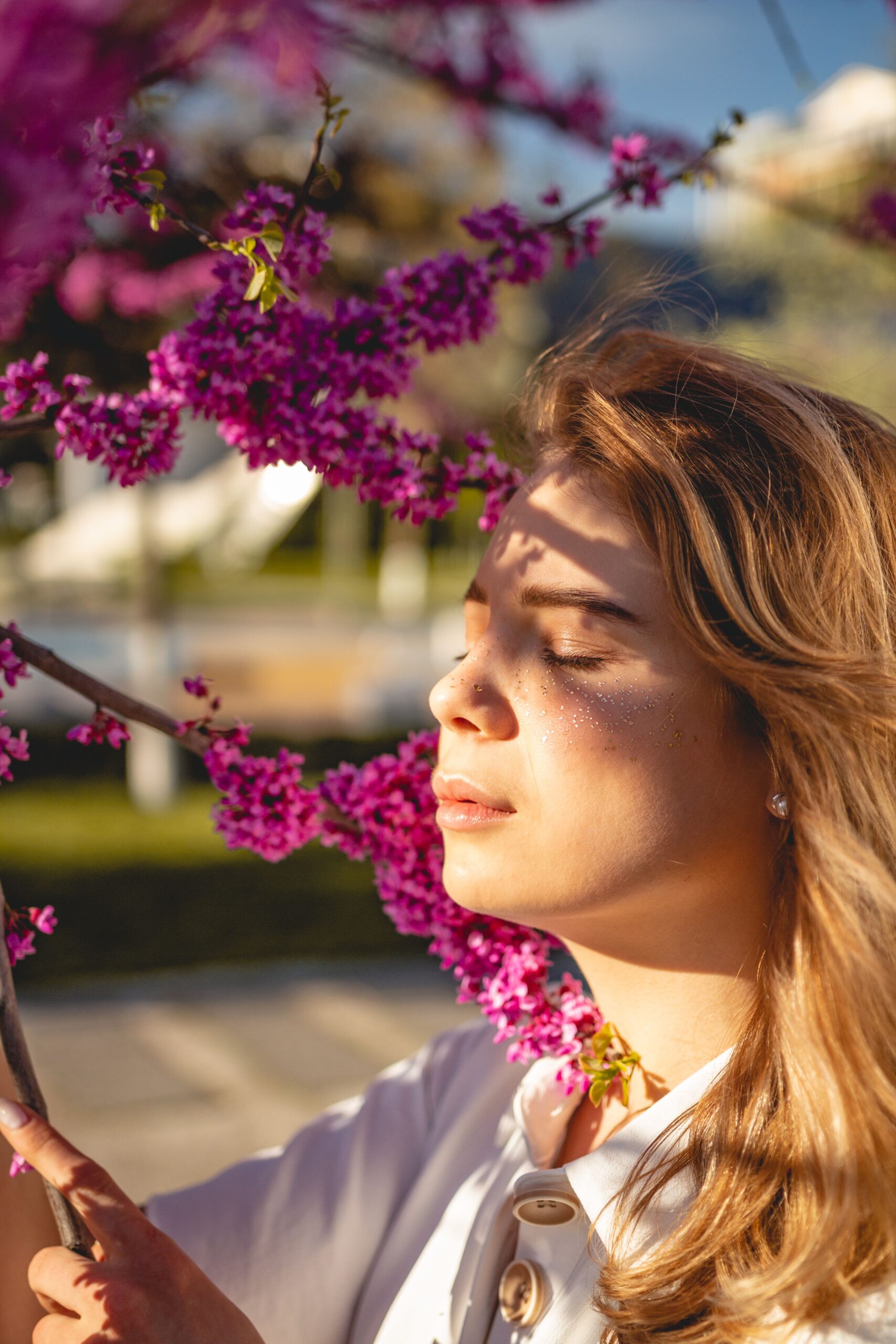 Γυναίκα που εφαρμόζει τεχνικές neuro-skincare για χαλάρωση και υγεία προσώπου.