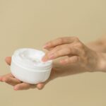 Προϊόν περιποίησης σώματος σε minimal αισθητική για skin streaming ρουτίνα.
